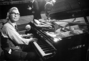 Dave Brubeck, un pianiste de jazz américain influent, compositeur et chef d'orchestre, est surtout connu pour son album révolutionnaire "Time Out" et la composition emblématique "Take Five". Son mélange innovant de rythmes complexes et d'influences classiques a laissé une empreinte durable dans le monde du jazz.