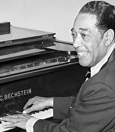 Duke Ellington, une légende du jazz, était un compositeur révolutionnaire et un chef d'orchestre, connu pour sa musique innovante et ses contributions à l'intégration raciale dans l'industrie du divertissement.