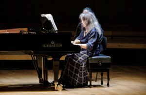 Martha Argerich est une célèbre pianiste argentine reconnue pour sa virtuosité et ses interprétations émouvantes des pièces classiques pour piano, ce qui lui a valu une place parmi les plus grands pianistes de sa génération.